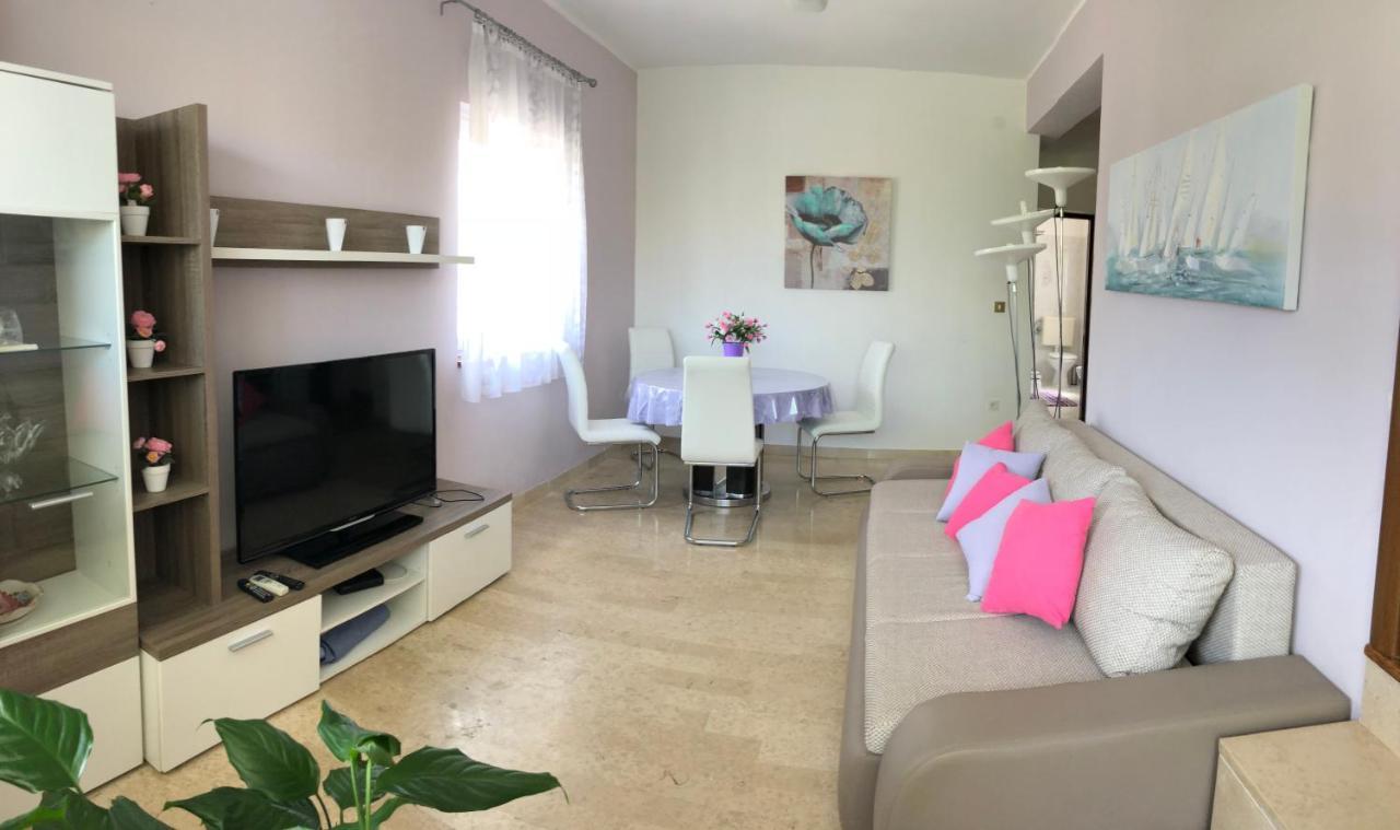 Odak APP Rovinj Bagian luar foto